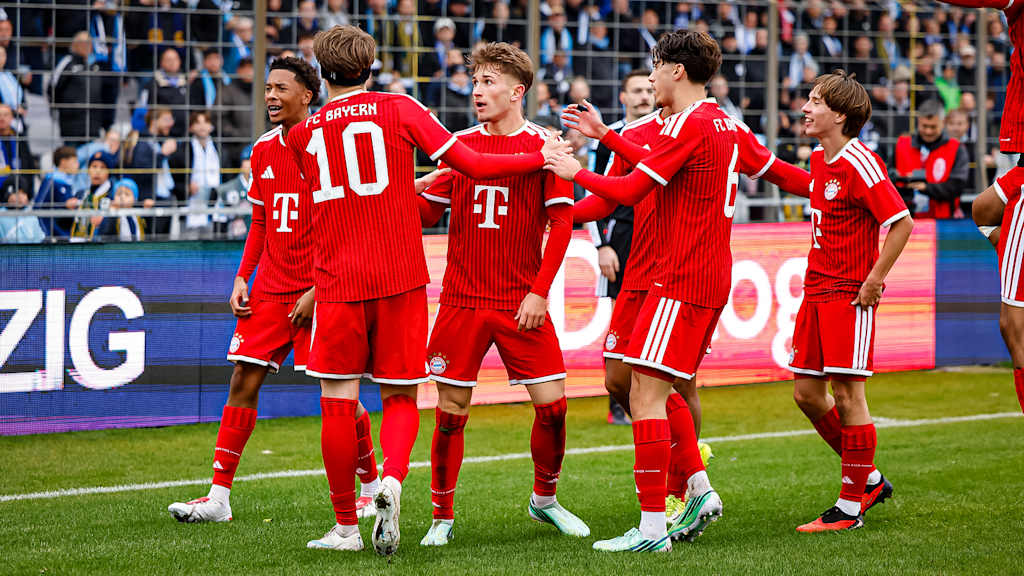Tim Binder, Guido Della Rovere, Bogdan Olychenko und Co. jubeln während des Derbys der FC Bayern Amateure gegen 1860 München in der Regionalliga Bayern