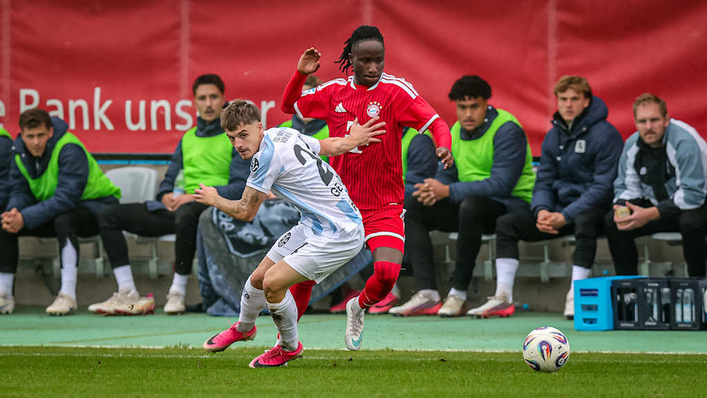 Richard Ajayi im Zweikampf während des Derbys der FC Bayern Amateure gegen 1860 München in der Regionalliga Bayern