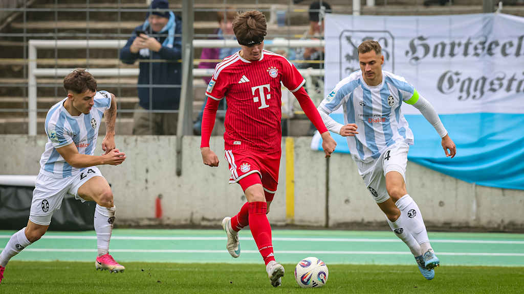 Guido Della Rovere mit Ball am Fuß während des Derbys der FC Bayern Amateure gegen 1860 München in der Regionalliga Bayern