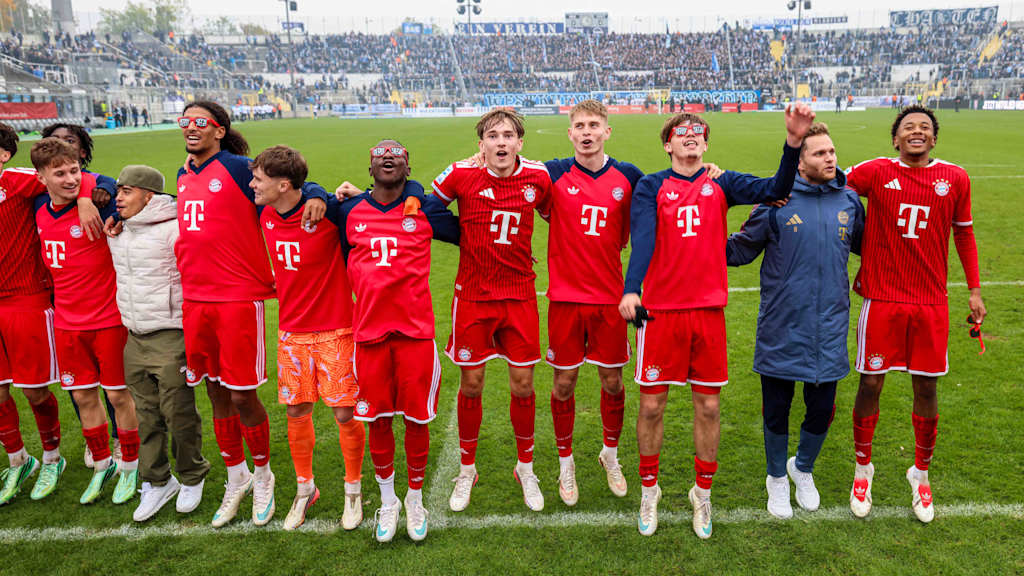 Die Amateure feiern nach dem Spiel ihren Derbysieg.