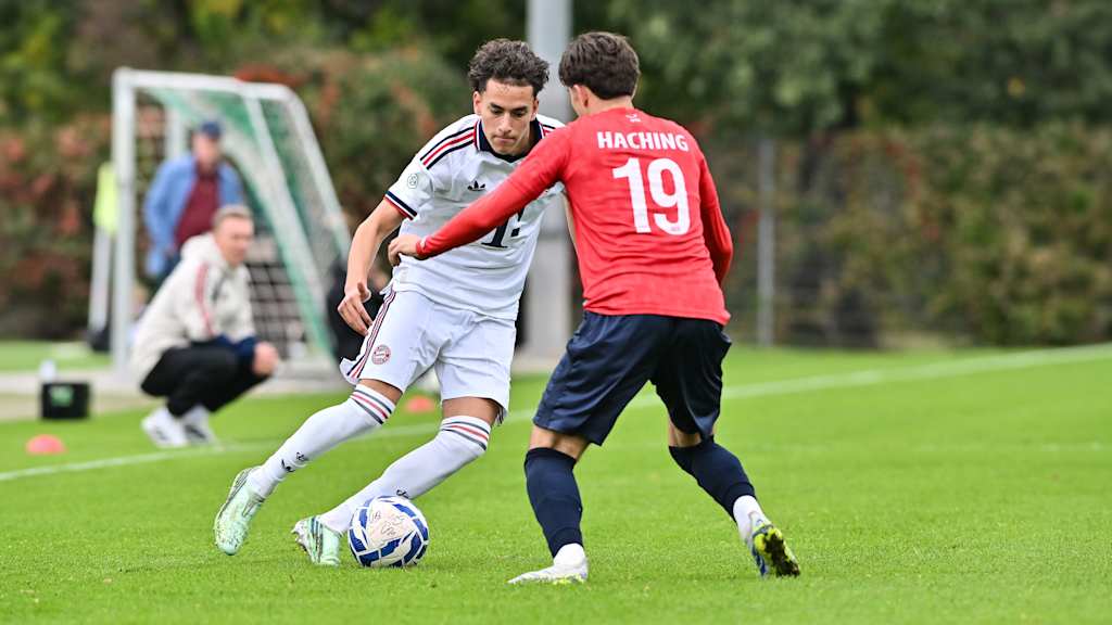 Der Spieler ist am Ball.