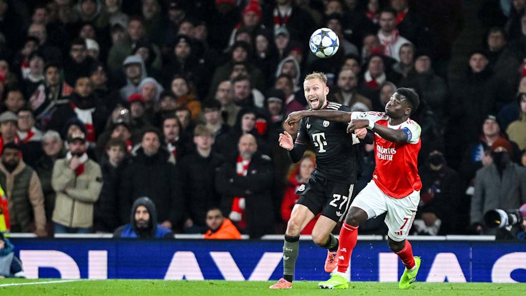 Konrad Laimer und Bukayo Saka im Zweikampf