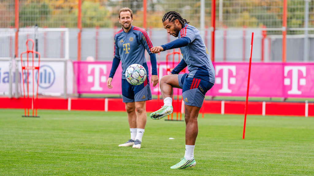 Serge Gnabry jongliert mit Ball m Training des FC Bayern