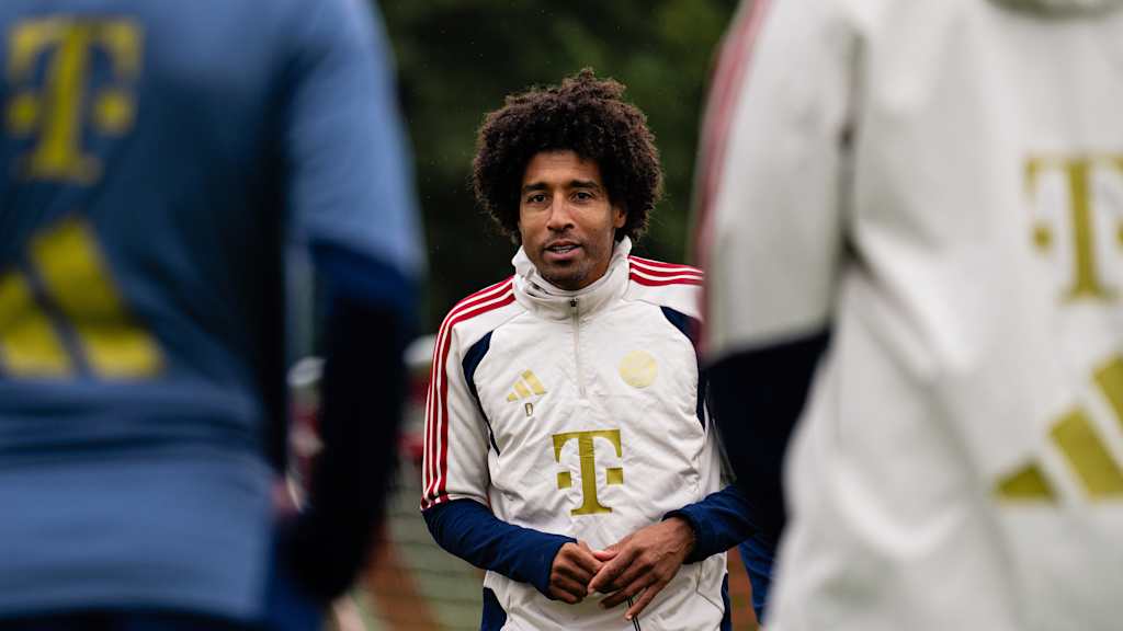 Dante schaut in die Kamera.