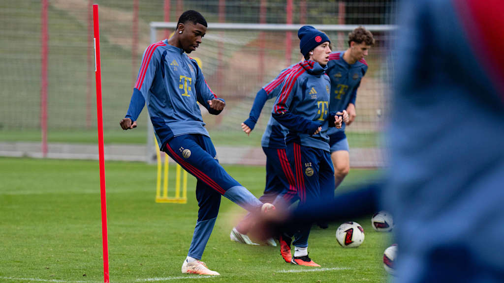 Allen Junior Lambe passt den Ball im Training.