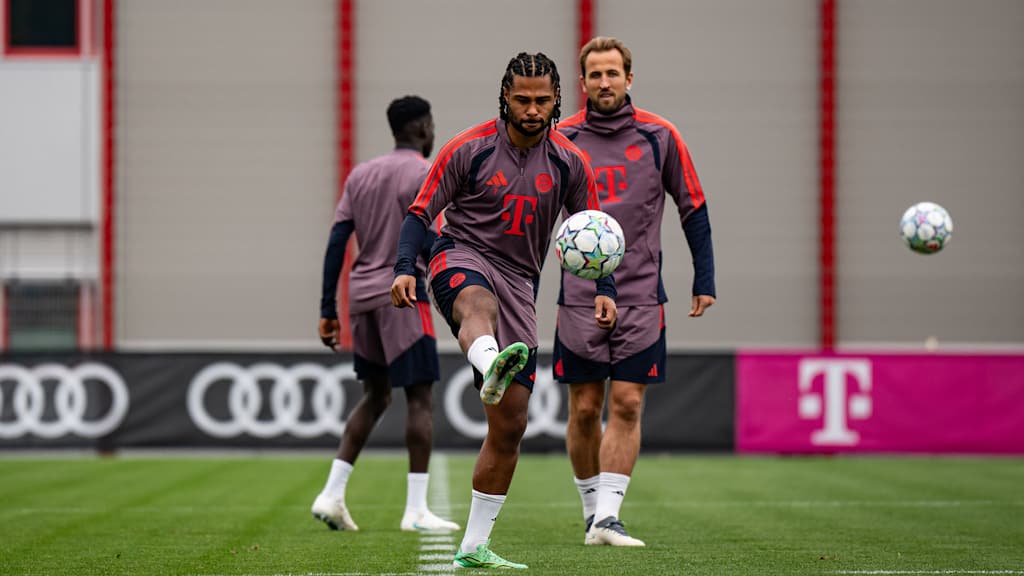 Serge Gnabry jongliert mit Ball im Abschlusstraining des FC Bayern vor dem Spiel gegen Arsenal