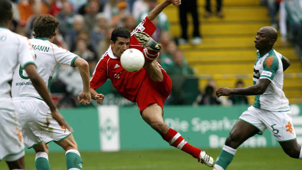 Im Oktober 2006 erzielt Roy Makaay das 1:1 im Bundesliga-Spiel der Bayern in Bremen