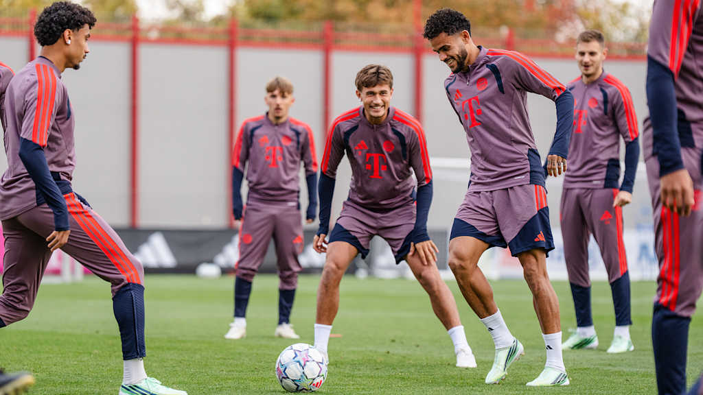 FC Bayern-Spieler um Luis Diaz im Training