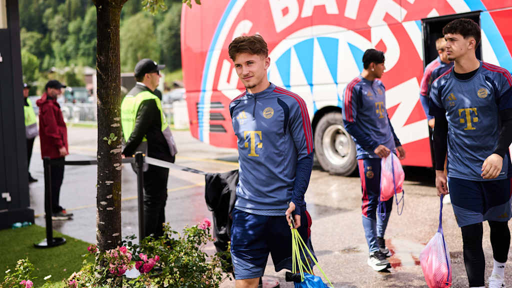 Der Spieler steigt aus dem Mannschaftsbus aus.