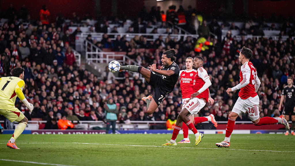 Serge Gnabry schießt per Seitfallzieher im Spiel bei Arsenal auf das Tor