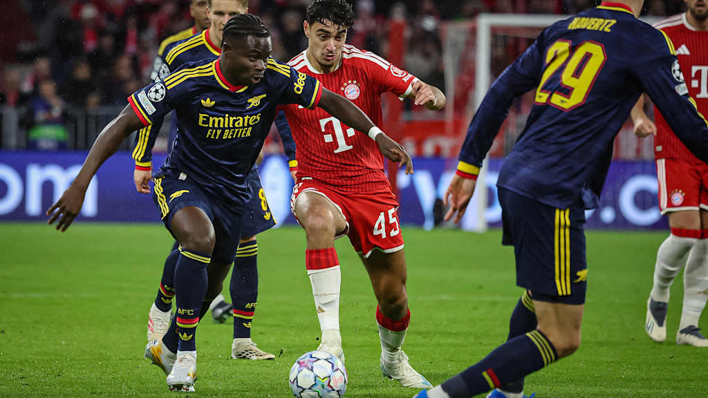 Aleksandar Pavlović im Zweikampf um den Ball während des Champions League-Heimspiels des FC Bayern gegen den FC Arsenal