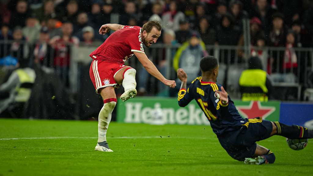 Harry Kane beim Torschuss während des Champions League-Heimspiels des FC Bayern gegen den FC Arsenal