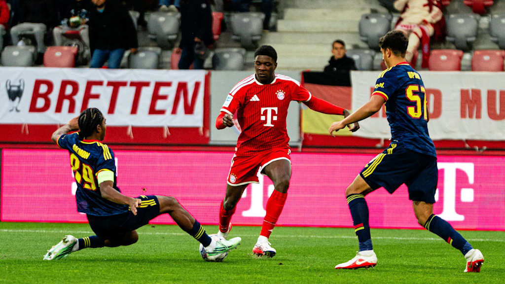 Der Spieler ist am Ball.