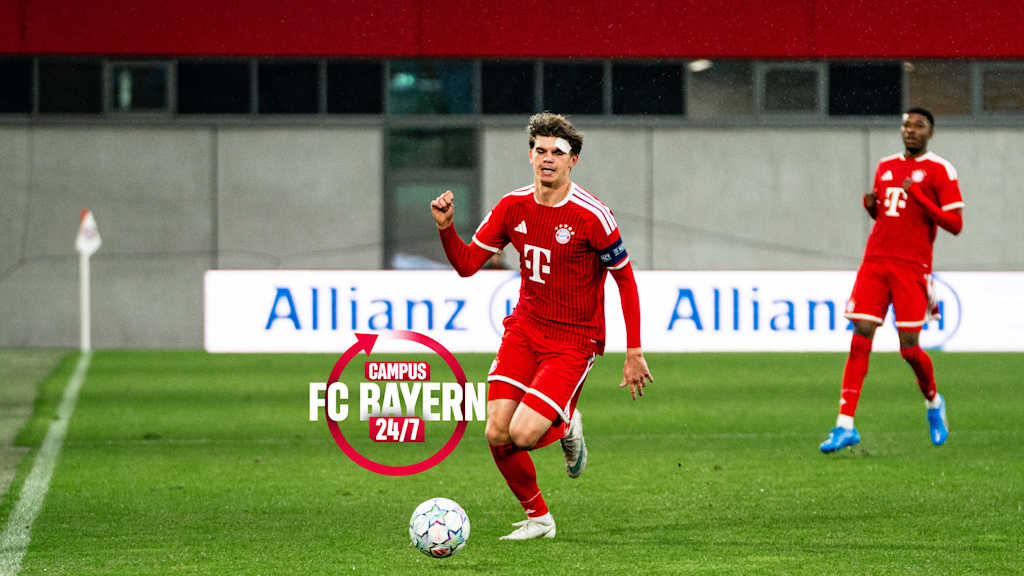 Guido Della Rovere schaut im Spiel der U19 dem Ball hinterher.