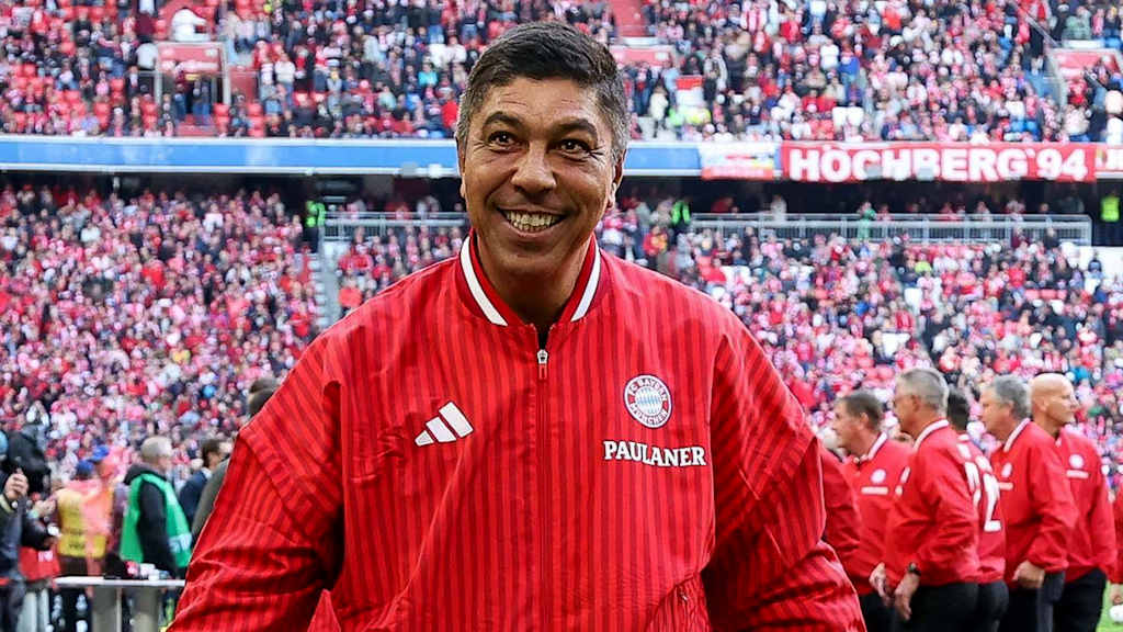 Giovane Elber läuft lächelnd durch die Allianz Arena