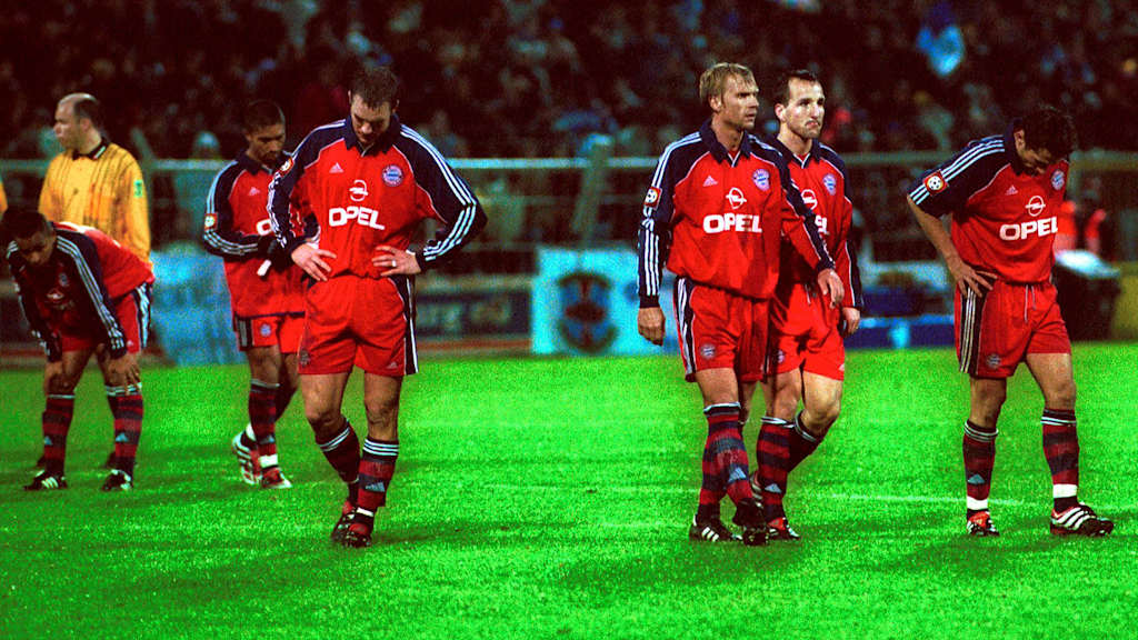 Los jugadores del Bayern abandonan el terreno de juego, decepcionados, tras la derrota en Magdeburgo en el año 2000.