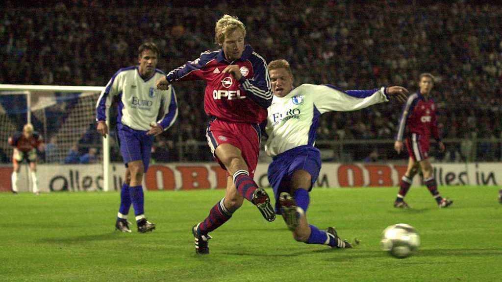 Thorsten Fink (FC Bayern) im Zweikampf mit seinem Magdeburger Gegenspieler im DFB-Pokal