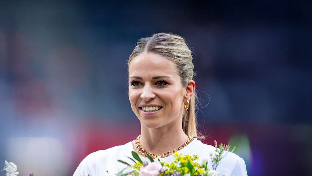 Melanie Leupolz lächelnd vor einem Spiel der deutschen Nationalmannschaft