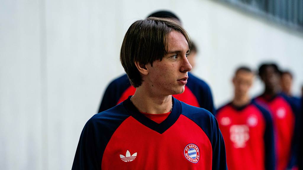 Bogdan Olychenko schaut nach rechts.