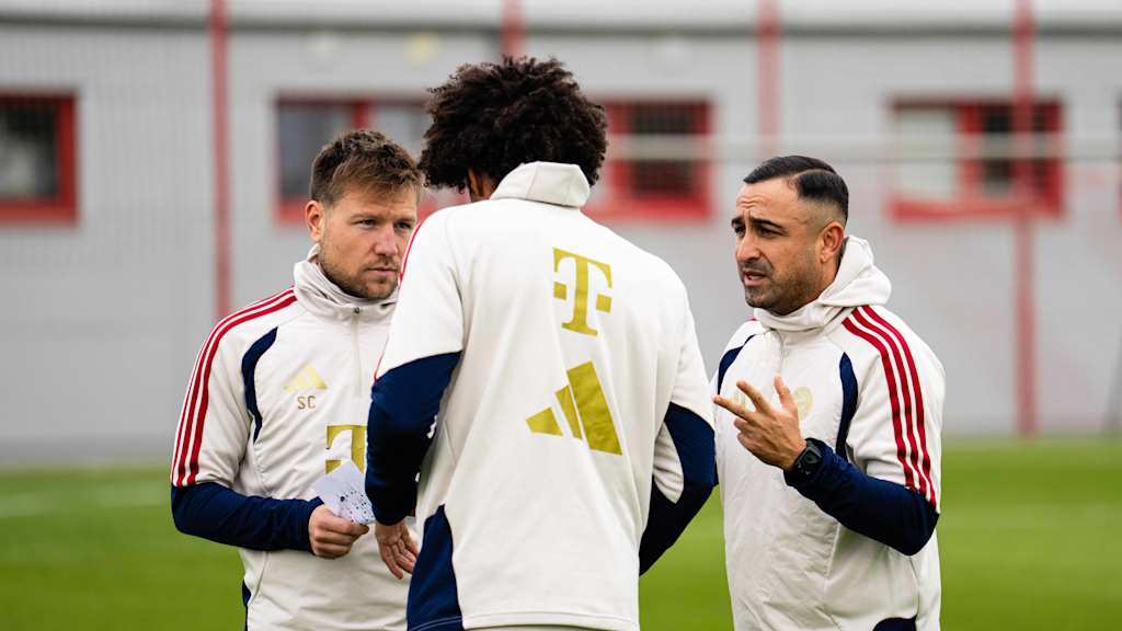 Das Amateure-Trainerteam diskutiert.