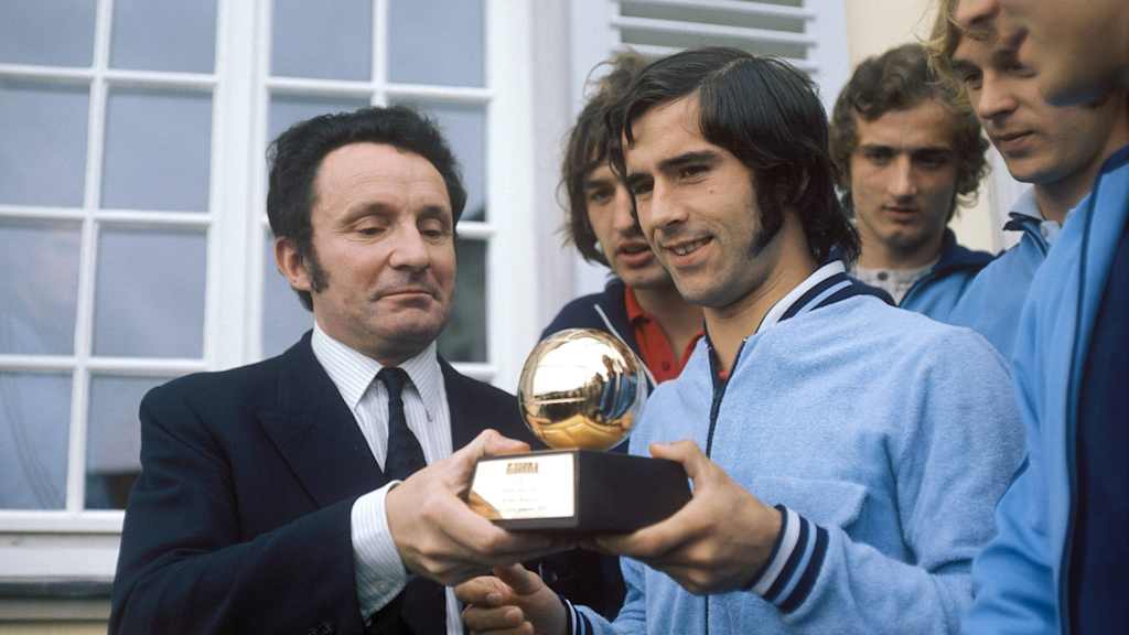 And the winner is... The Bomber! Gerd Müller 1970 mit France Football-Chef Max Urbini.