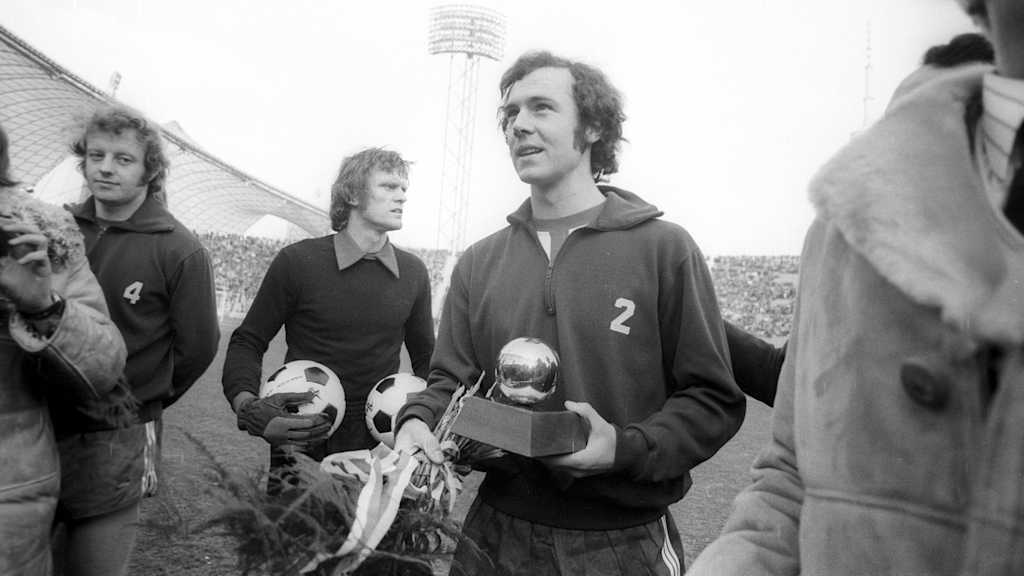 Franz Beckenbauer mit dem Ballon d’Or 1972. Sepp Maier und Rainer Zobel (links) freuen sich dezent.