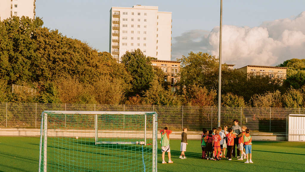 Mannschaftsbesprechung auf einem Fußballplatz in Hamburg-Altona