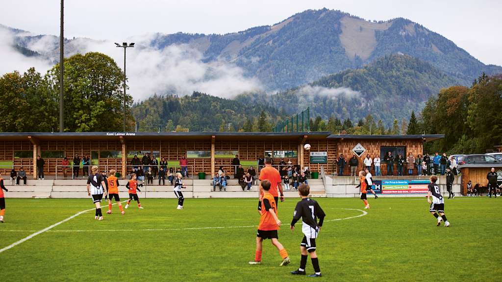 Fußballspiel in der Koni Laimer Arena in Abersee