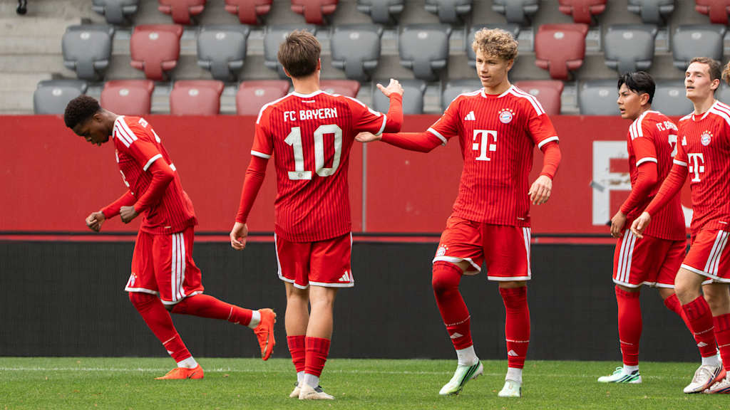 Kuba Horoszczak und Simon Schaff klatschen sich ab.