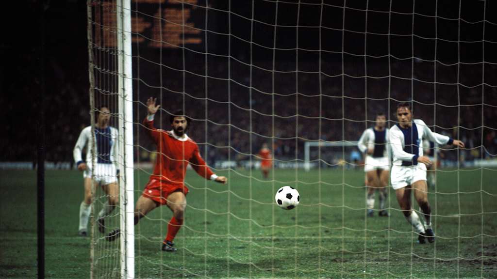 Gerd Müller jubelt über das 3:2 des FC Bayern gegen Magdeburg im Europapokal.