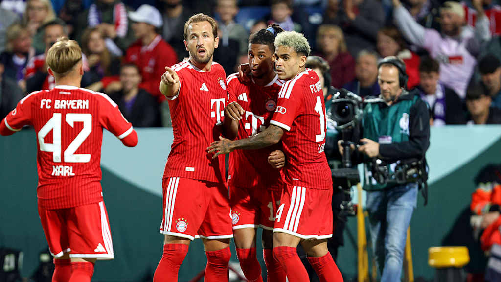 Harry Kane und Kollegen jubeln mit Michael Olise nach dem 3:1 im Erstrundenspiel des FC Bayern im DFB-Pokal beim VfL Osnabrück