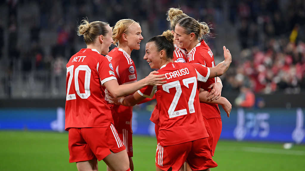 Die FC Bayern Frauen bejubeln ein Tor gegen Arsenal.