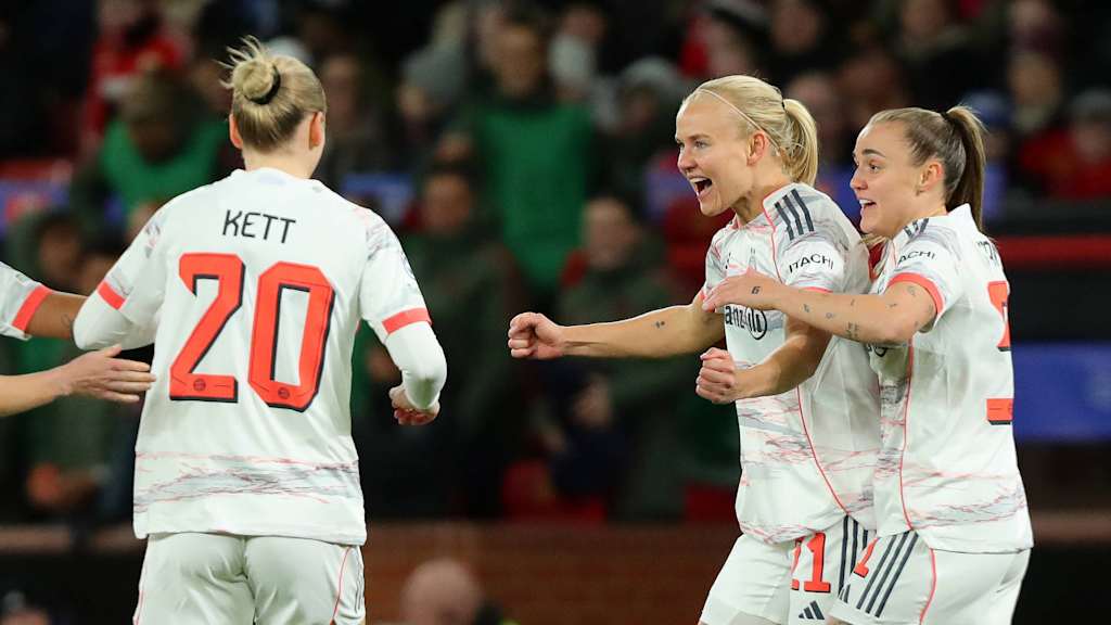 Pernille Harder bejubelt ein Tor für die FC Bayern Frauen.