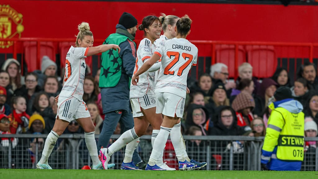 Momoko Tanikawa bejubelt ein Tor gegen Manchester United.