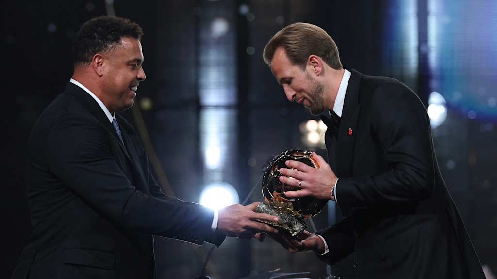 Harry Kane nimmt die Ballon d'Or-Trophäe entgegen.