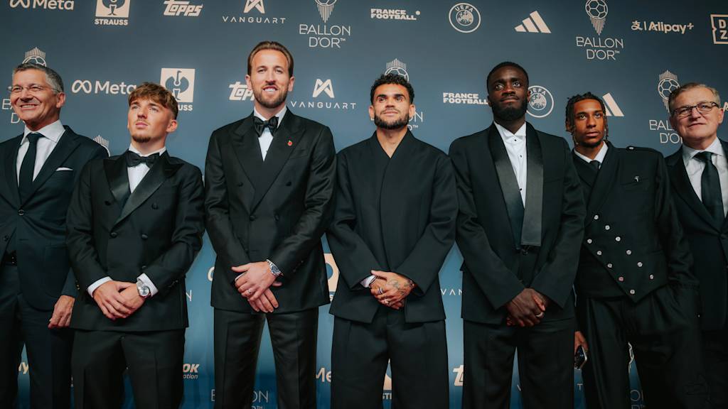 Herbert Hainer, Lennart Karl, Harry Kane, Luis Diaz, Dayot Upamecano, Michael Olise und Jan-Christian Dreesen posieren für ein Foto bei der Ballon d'Or-Gala.