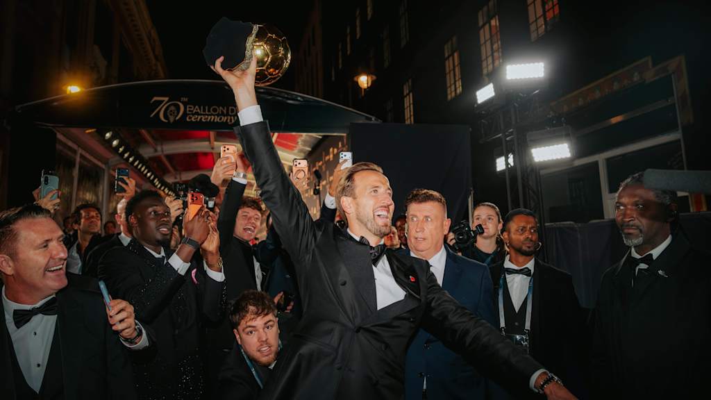 Harry Kane jubelt mit dem Ballon d'Or