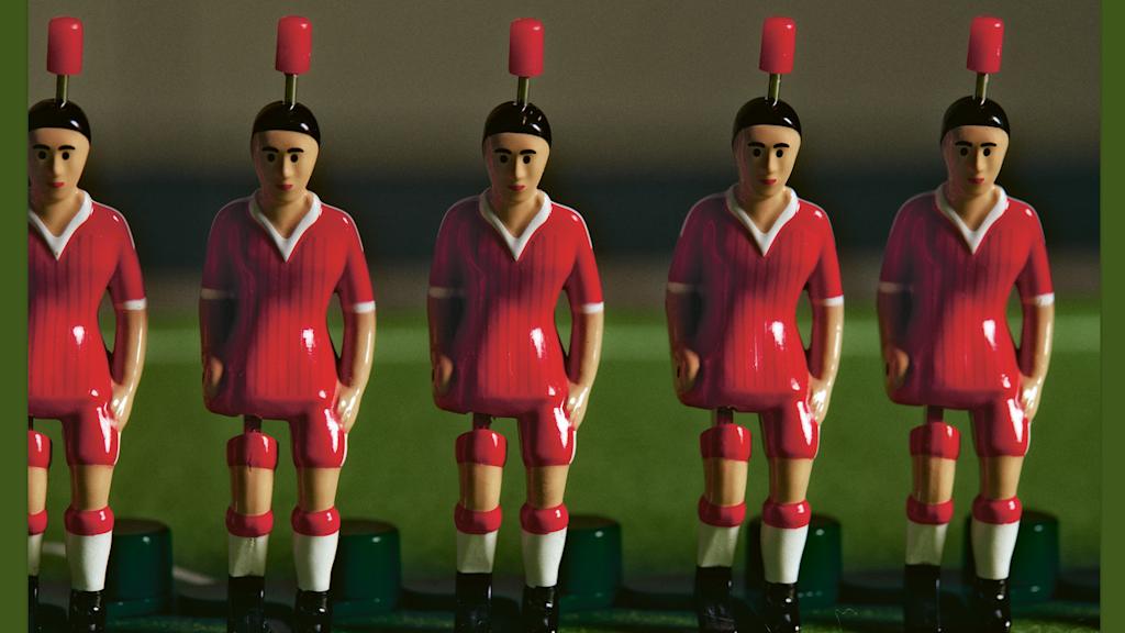Fünf rote Tipp Kick Figuren stehen in einer Reihe