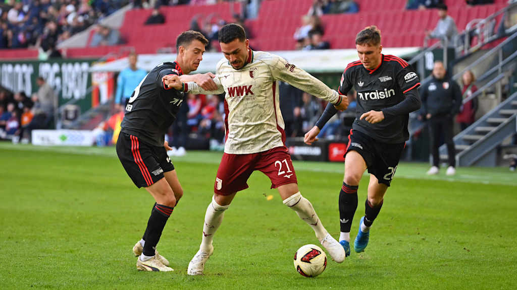 Der Spieler kämpft im Zweikampf um den Ball.