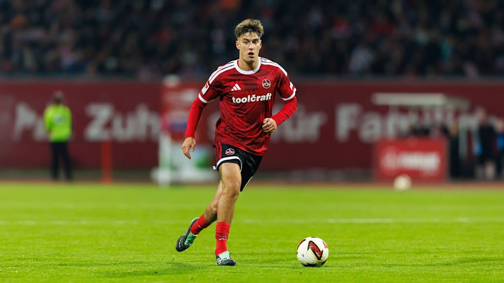 Der Spieler ist am Ball.