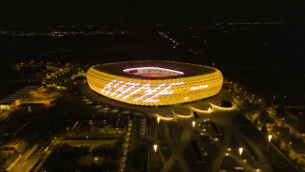 Sonderbeleuchtung der Allianz Arena in Gold mit dem Schriftzug "Kane" zu Ehren von Harry Kanes Ballon d'Or Gewinn
