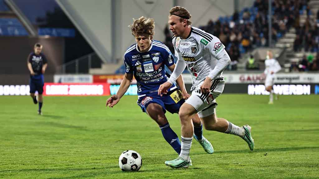 Die Spieler kämpfen um den Ball.