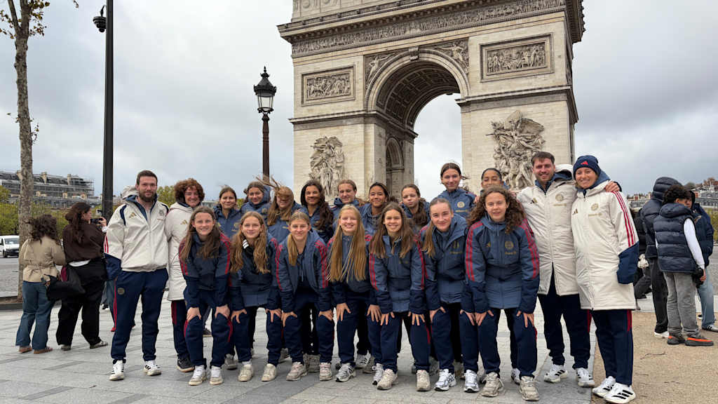 Mannschaftsfoto vor dem Arc de Triomphe in Paris.