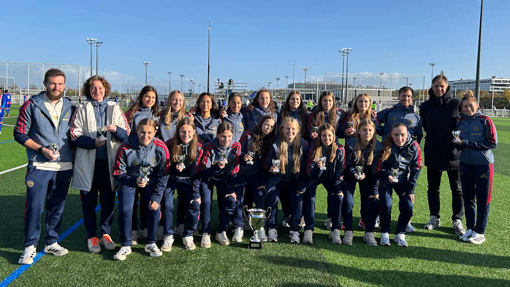 Mannschaftsfoto mit dem Turnierpokal am PSG Campus.