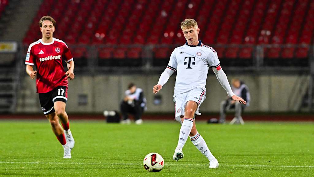 Anton Heinz passt den Ball.