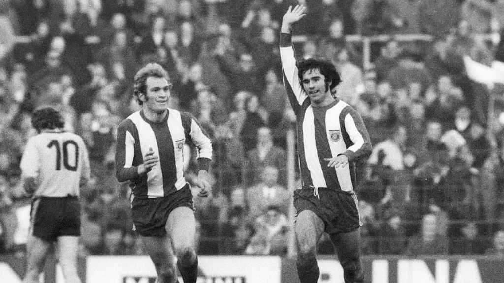 Auch diese Säbener Story beginnt in schwarzweiß: Uli Hoeneß und Gerd Müller jubeln 1971 gegen den BVB.