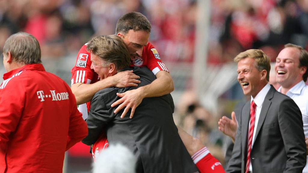 Lass dich umarmen, Trainer! 2009 mit Franck Ribéry und Louis van Gaal war noch alles in Ordnung gegen Dortmund.