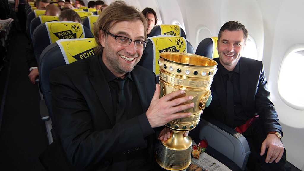 Über den Wolken: Jürgen Klopp und Michael Zorc feiern den BVB-Pokalsieg 2012.