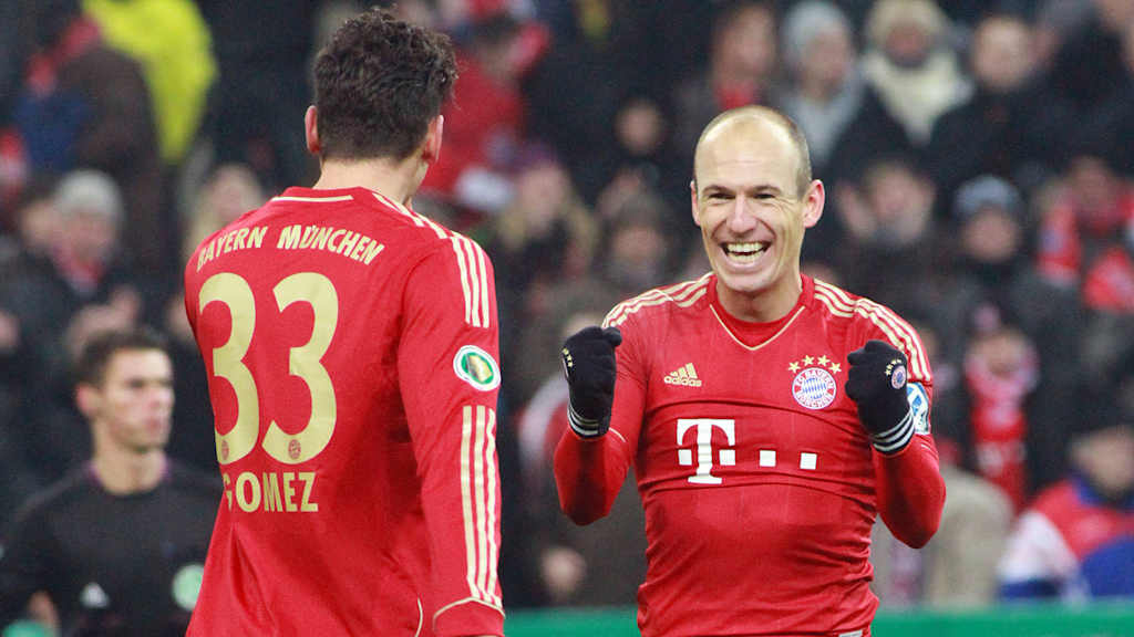 Wembley kann kommen: Mario Gómez und Arjen Robben feiern den Sieg im Pokal-Viertelfinale 2013.