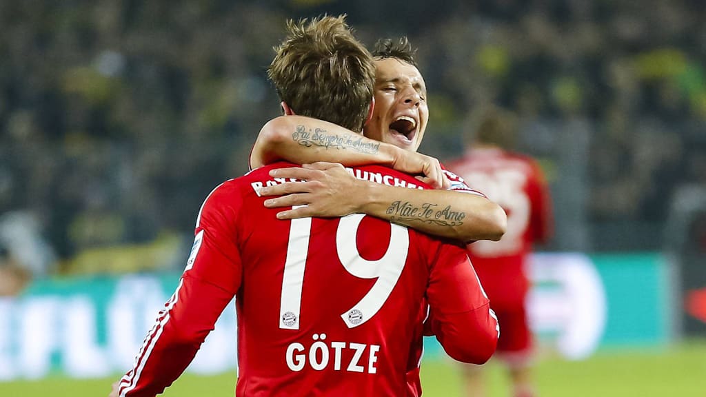2013 war unser Jahr! Torschütze Mario Götze und Rafinha jubeln bei unserem 3:0 in Dortmund.